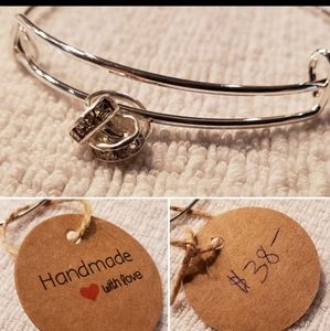 🆕️💎NWT Silver & Sparkly Crystal Bangle Bracelet